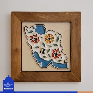 سفال بـرجسته لعابدار با قاب چوبی، طرح «نقشه ایـران» با تزیین ختایی