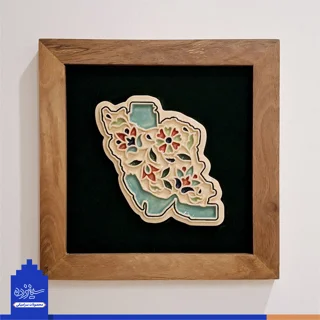 سفال بـرجسته لعابدار با قاب چوبی، زمینه مخمل/طرح «نقشه ایـران» با تـزیین ختایی