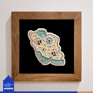 سفال بـرجسته لعابدار با قاب چوبی، زمینه مخمل/طرح «نقشه ایـران» با تـزیین ختایی