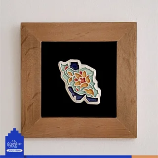 نگاره سـرامیکی با قاب چوبی و زمینه مخمل طرح «نقشه ایـران» با تـزیین خَتایی