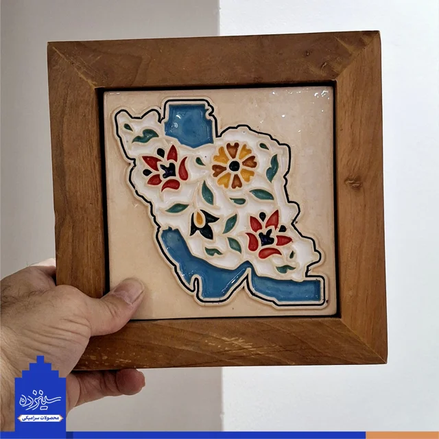 سفال بـرجسته لعابدار با قاب چوبی، طرح «نقشه ایـران» با تزیین ختایی