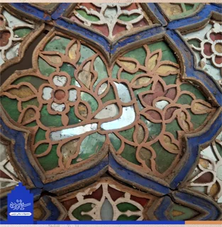 سفال برجسته لعابدار دیوار کوب، طرح "گل و مرغ"دیوارکوب سرامیکی، طرح "گل و مرغ"