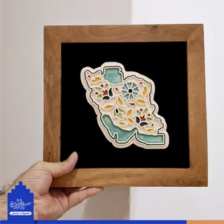 سفال بـرجسته لعابدار با قاب چوبی، زمینه مخمل/طرح «نقشه ایـران» با تـزیین ختایی