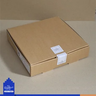سفال بـرجسته لعابدار با قاب چوبی، طرح «نقشه ایـران» با تزیین ختایی