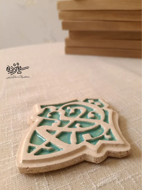 سفال تزیینی لعابدار دیوار کوب، طرح «یاحسن» علیه السلام