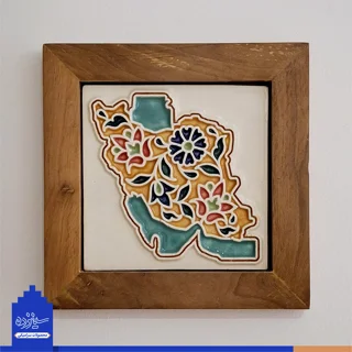 سفال بـرجسته لعابدار با قاب چوبی، طرح «نقشه ایـران» با تزیین ختایی