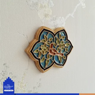 سفال برجسته لعابدار دیوار کوب، طرح "گل و مرغ"دیوارکوب سرامیکی، طرح "گل و مرغ"