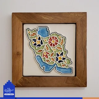 سفال بـرجسته لعابدار با قاب چوبی، طرح «نقشه ایـران» با تزیین ختایی